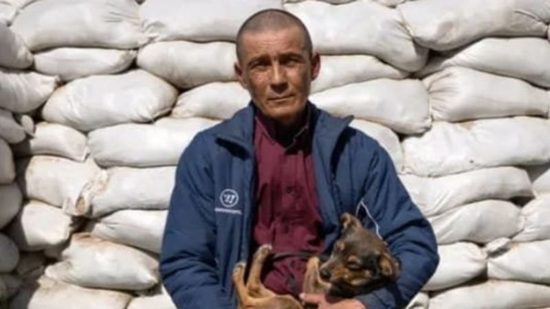 Ukrainasi që eci 64 km bashkë me qenin e tij për të ikur nga Mariupol