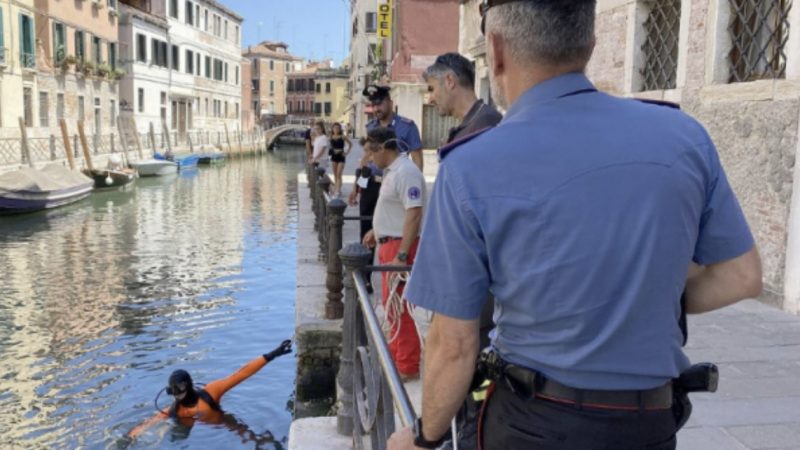 Tre shqiptarë përleshen me thika në Venecia, njëri tenton ‘të shpëtoj’ duke u hedhur në kanal