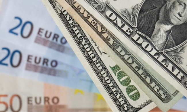 Historike: Euron dhe Dollarin i ndan më pak se gjysmë centi nga barazimi
