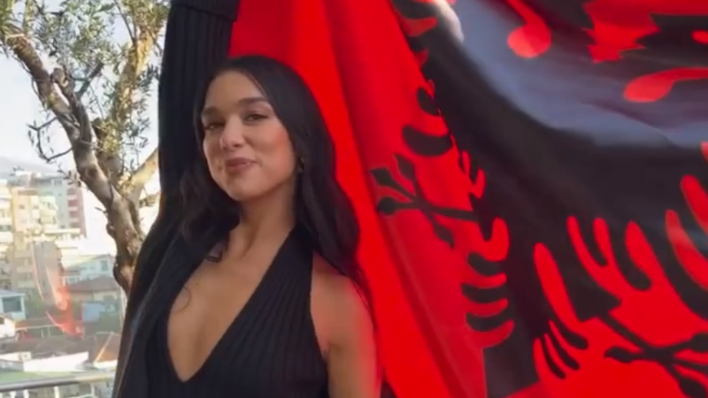 Zgjodhi restorantin me pronar shqiptar për intervistë, Dua Lipa – gazetares: Shqiptarë gjithandej