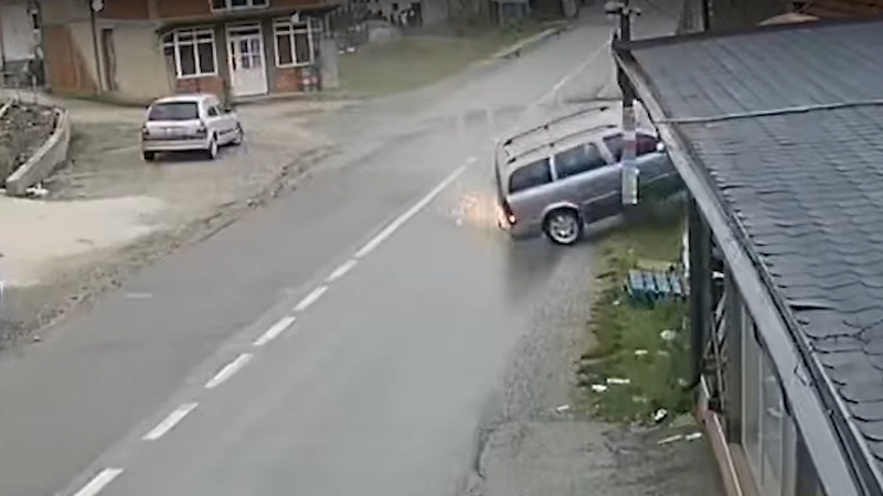 Pamjet e tmerrshme kur vetura godet shtyllën elektrike dhe një shtëpi në Zveçan