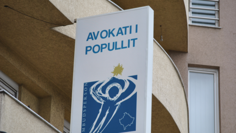 Avokati i Popullit: Kriteret e qeverisë për pagën e 13’të cenojnë barazinë dhe pritshmërinë legjitime