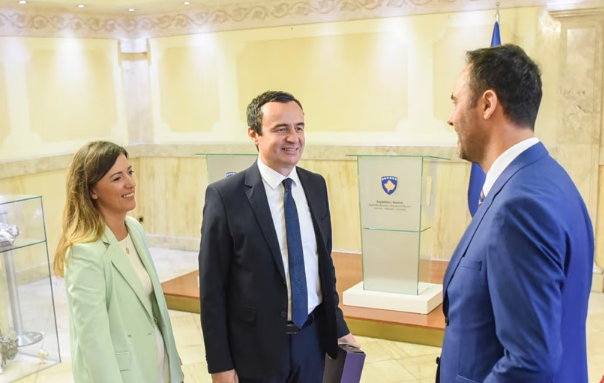 Haxhiu noterizon zvarritjen e Kurtit për president, merret me faqet e presidencës në rrjete sociale
