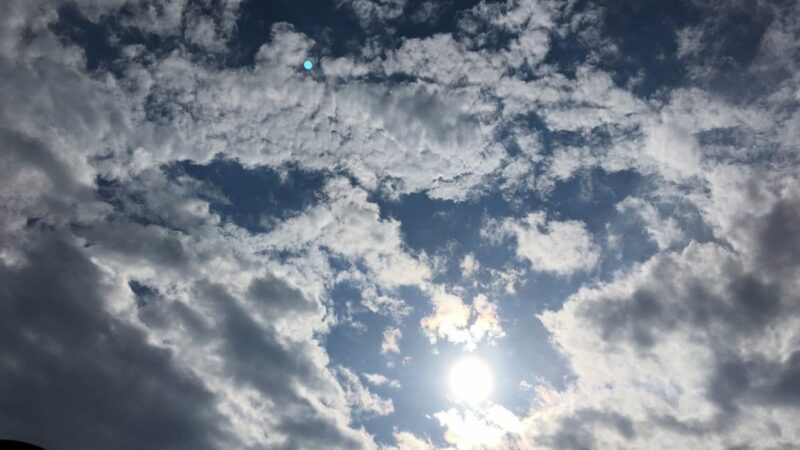 E mërkurë me diell e vranësira gjatë ditës