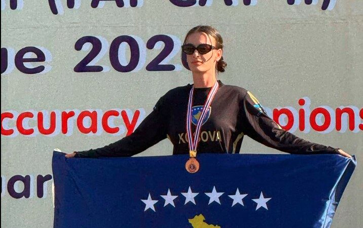 Lisjeta Thaqi renditet e para në botë në konkurrencën e vajzave në paragllajd