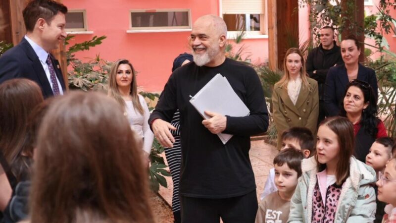 ‘Mbajnë gjallë gjuhën shqipe’, Edi Rama takon fëmijët e Manastirit