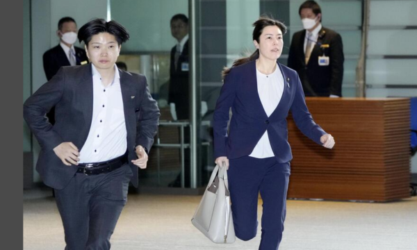 Ministrja japoneze vrapon për në mbledhjen e Qeverisë, del e kërkon falje që u vonua 5 minuta