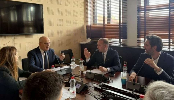 ‘Qeveri mashtruese’: Vitia mungon në komision për Ligjin për Sigurimet Shëndetësore
