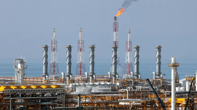 Izraeli sulmon uzinën e madhe petrokimike iraniane