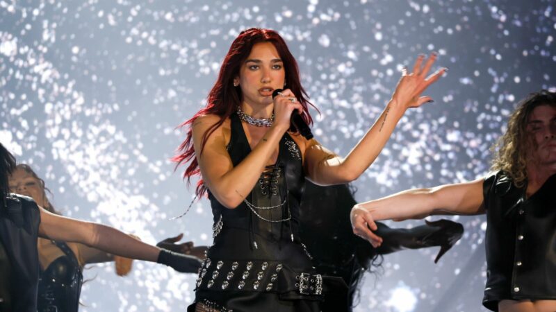 Dua Lipa padit 15 milionë dollarë Samsung’in për përdorim të paautorizuar të imazhit të saj