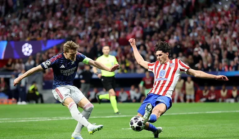 Tifozët e Arsenali hedhin fishekzjarre pranë hotelit të ekipit të Atletico Madrid një natë para ndeshjes