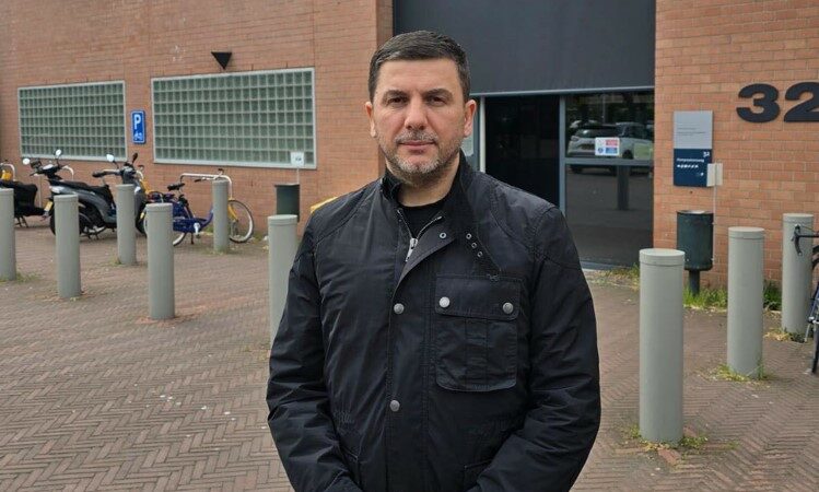 Krasniqi viziton Veselin në Hagë: Vazhdojmë të besojmë fuqishëm në pafajësinë e tyre