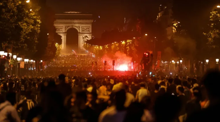 Qindra të arrestuar në Francë pas festimeve të çmendura të Ligës së Kampionëve