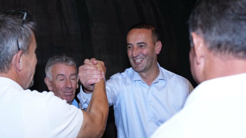 Daut Haradinaj viziton familjen Gecaj dhe Stone Castle: Mërgata që investoi në Kosovë është krenaria jonë kombëtare
