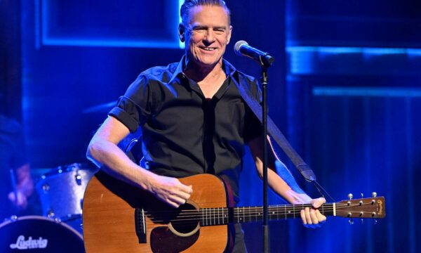 Bryan Adams me koncert në  Prishtinë, interpretoi disa nga hitet e tij