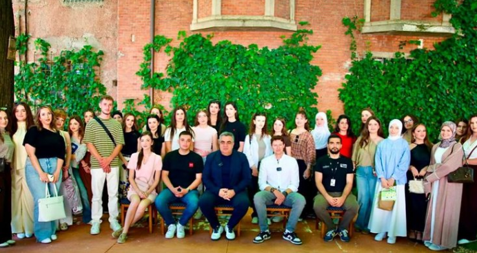 Studentë nga Shkupi vizitojnë Muzeun “Shtëpia me gjethe” të shoqëruar nga Gonxhja dhe Meidani