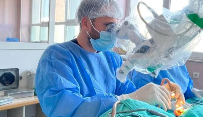 Pas 18 vitesh në heshtje, pacientja rikthen dëgjimin falë operacionit në QKUK