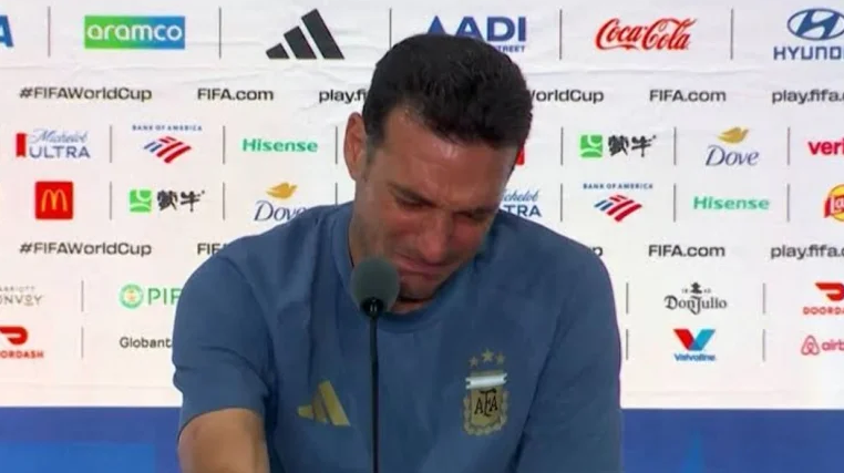‘Po më djeg shpirti’, Lionel Scaloni mes lotësh largohet nga konferenca për shtyp