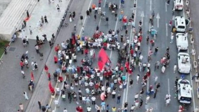 Zbehet dukshëm pjesëmarrja e protestës, Balla: Kanë mbetur vetëm sorrat
