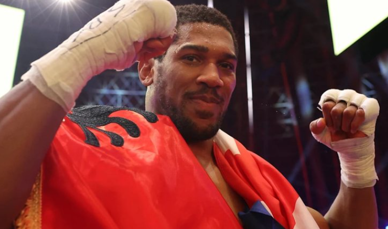 Gjest respekti nga Anthony Joshua pas fitores ndaj Prengës, ngre flamurin shqiptar në ring
