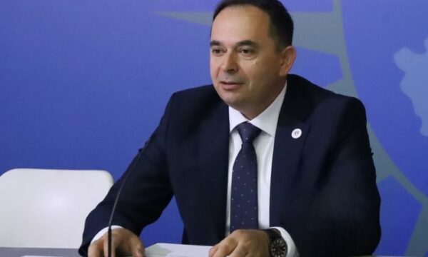 Heroi me uniformë: Zyrtari policor Avdi Hoti nderohet pasi i shpëtoi jetën një vajze 9-vjeçare