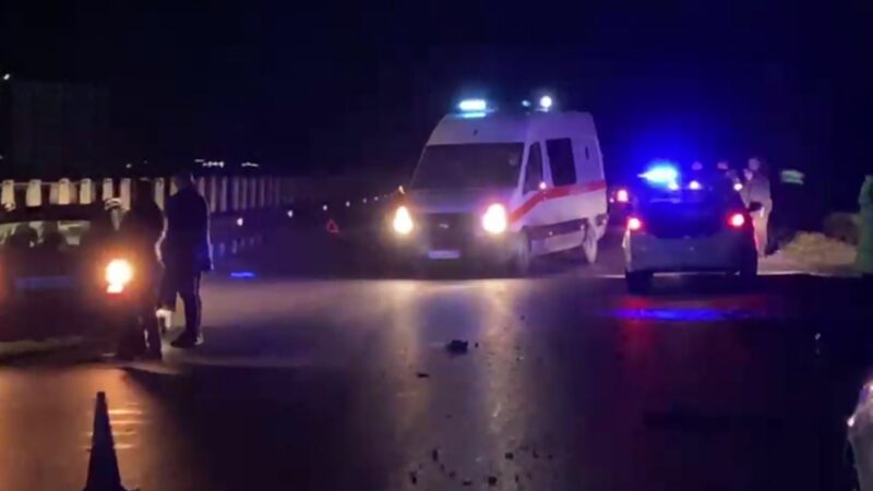 Përmbyset kamioni në rrugën Elbasan-Peqin, vështirësohet qarkullimi