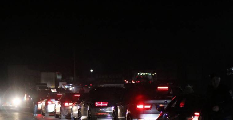Vazhdojnë kolonat e gjata: Pritjet deri në 40 minuta në disa pika kufitare