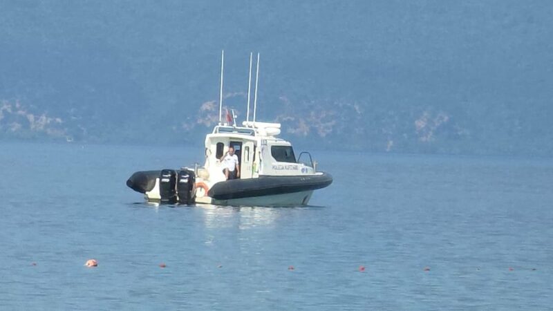 Tragjedi në Pogradec: Humb jetën 32-vjeçari pasi u hodh nga varka në liqen