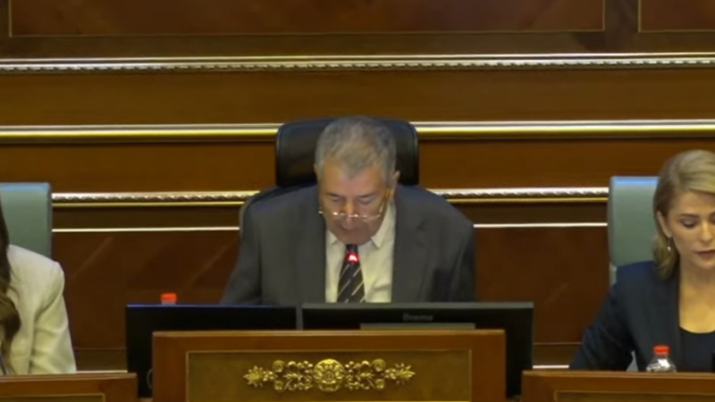 Nis seanca e Kuvendit: E kryeson Dehari që sërish e quan ‘konstitutive’