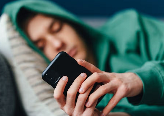 Qeveria angleze vendos orë policore për rrjetet sociale, adoleshentët gjejnë mënyra për ta anashkaluar