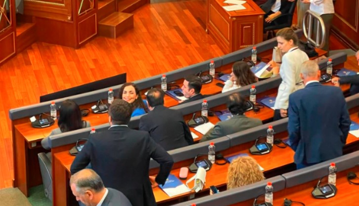 Hyn në sallë për herë të parë si deputete pas 5 vitesh Osmani, ish-presidentja iu prin LDK’së