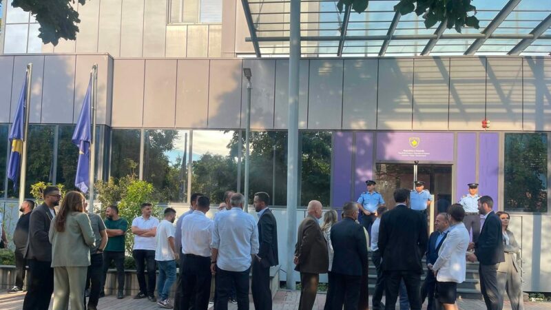 Për të katërtën javë, PDK dhe Aleanca në aksion para Qeverisë: U bashkohen edhe aktivistë nga Prishtina