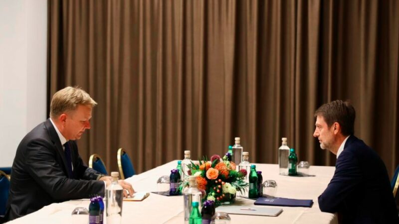 Hoxha takon Sorensenin, kërkon të shkojë më shpejt normalizimi i raporteve Kosovë-Serbi