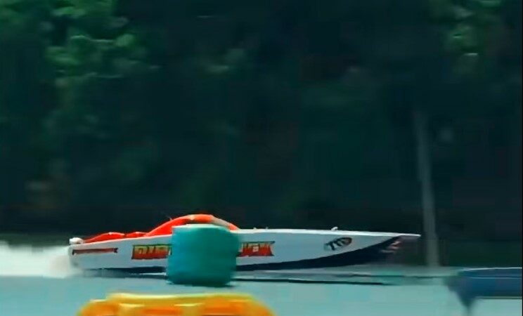 Varka me mbi 320 km/h del nga uji dhe përmbyset disa herë, një i lënduar rëndë