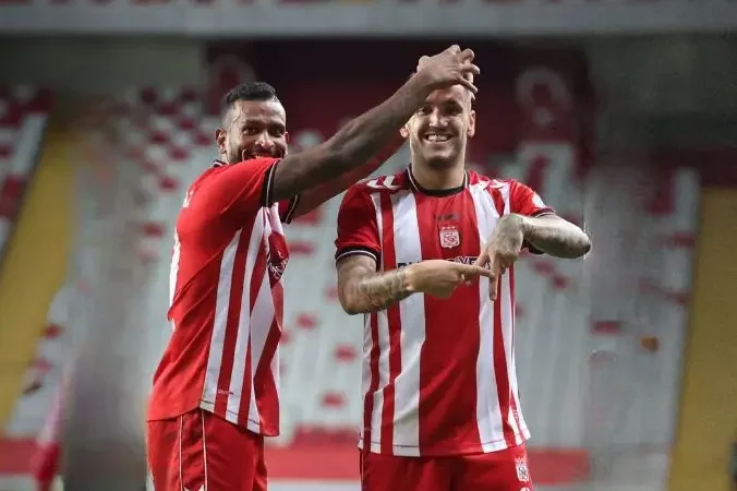 Rey Manaj shkëlqen në Turqi, gol dhe asistim në fitoren e Sivassporit