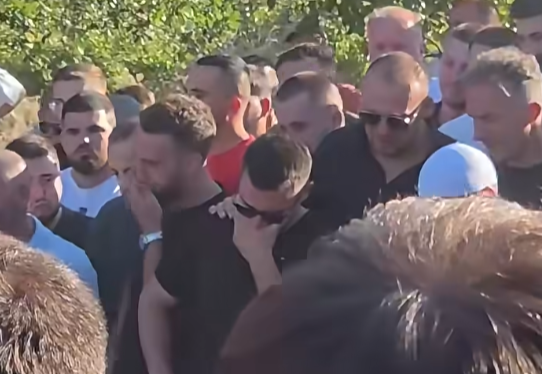 I jepet lamtumira e fundit Laurent Krasniqit, familjarë e shokë në varrimin e tij