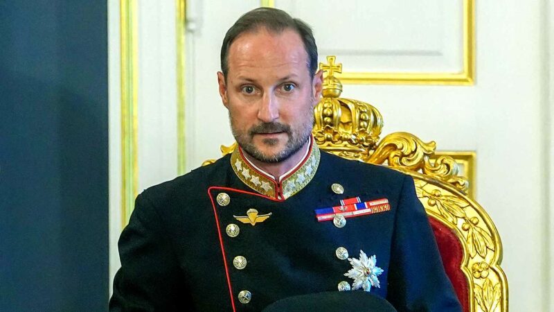 Haakon VIII betohet si mbret i Norvegjisë pas vdekjes së babait