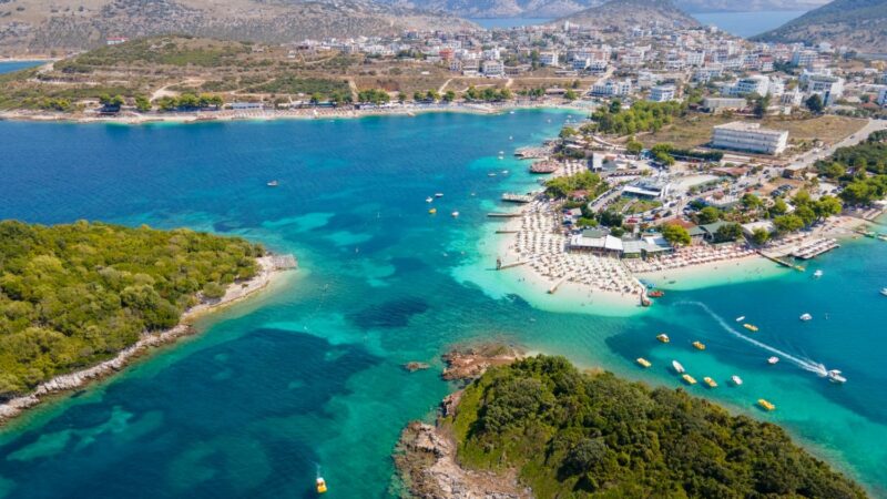 ‘Ujëra të kristalta e gurë të bardhë’ – Ksamili shpallet destinacioni bregdetar më i mirë në Evropë