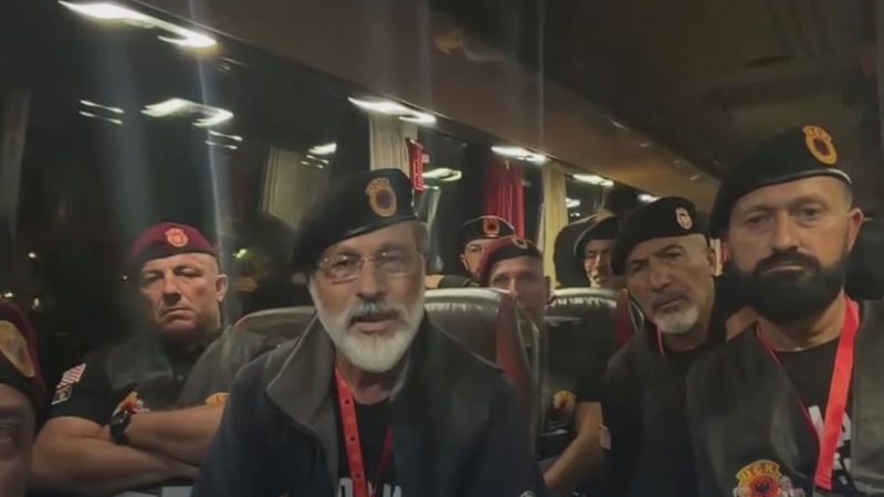 ‘Do qëndrojmë në qiell të hapur deri më 16 shtator’, veteranët e UÇK’së mbërrijnë në Hagë